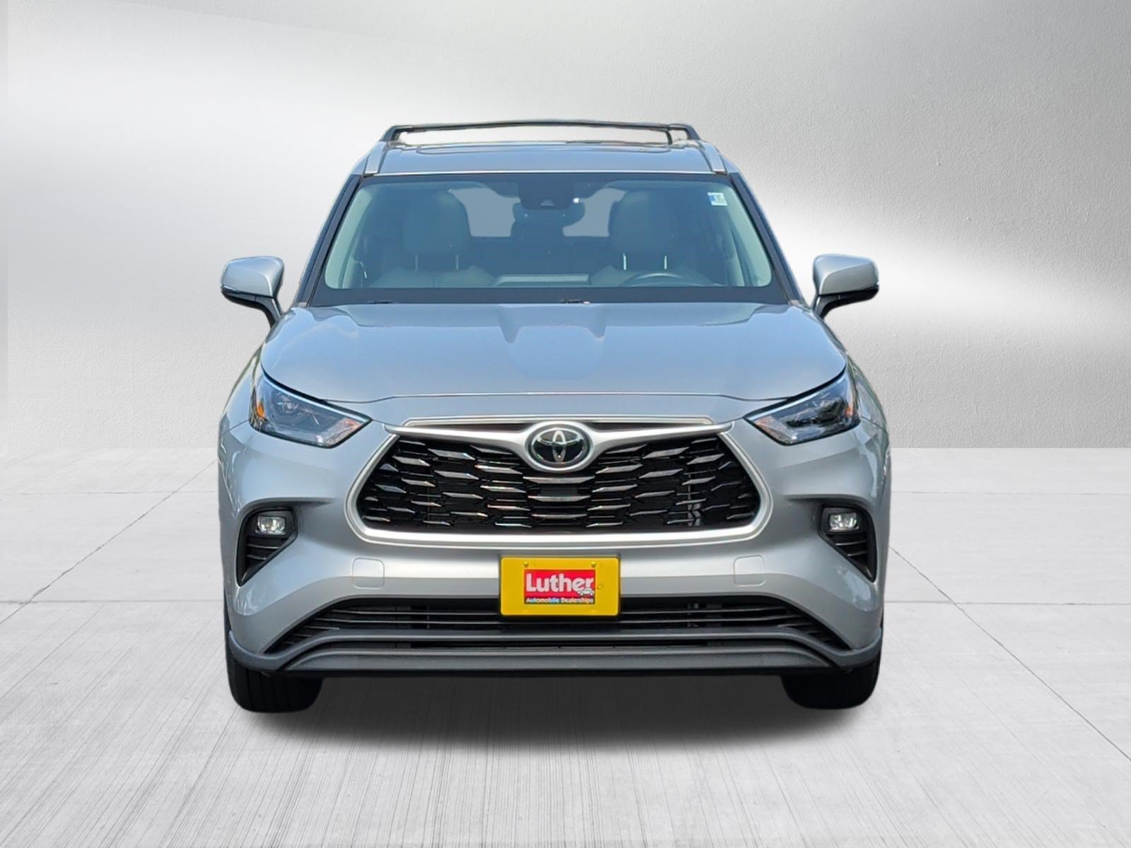 Used 2022 Toyota Highlander XLE AWD/4WD image 2