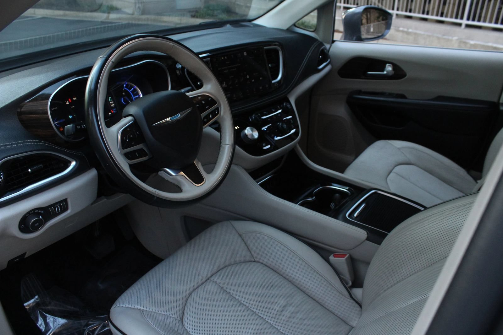 Used 2021 Chrysler Pacifica Limited w/ Uconnect Theater Family Group FWD image 13