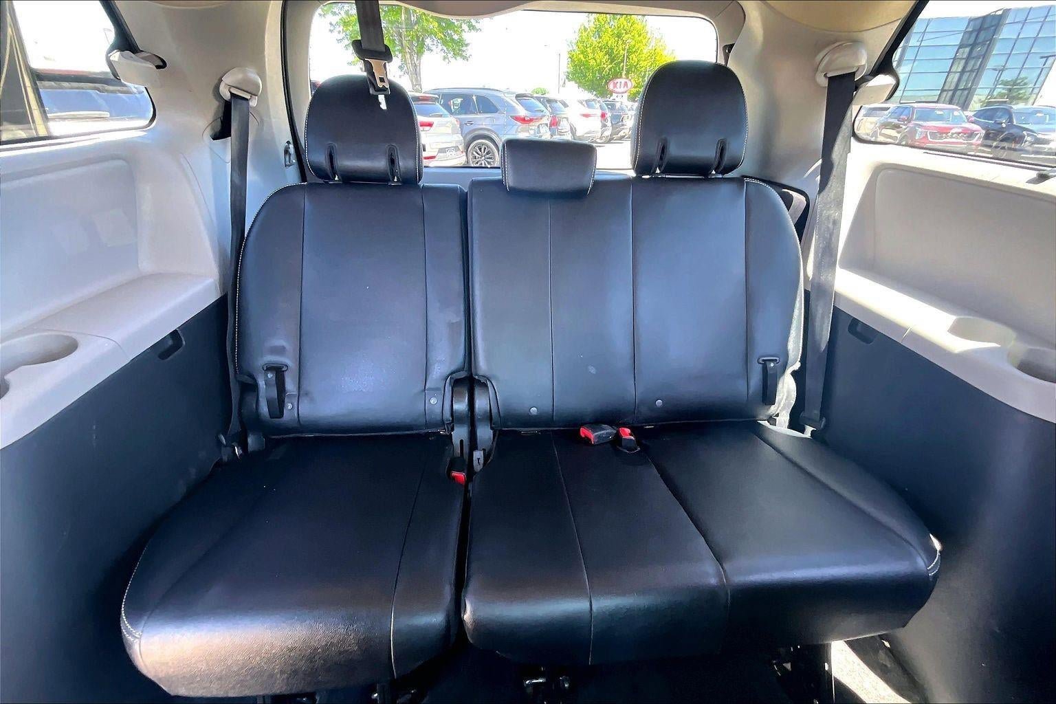 Used 2018 Toyota Sienna SE Premium w/ Carpet Mat Package FWD image 24