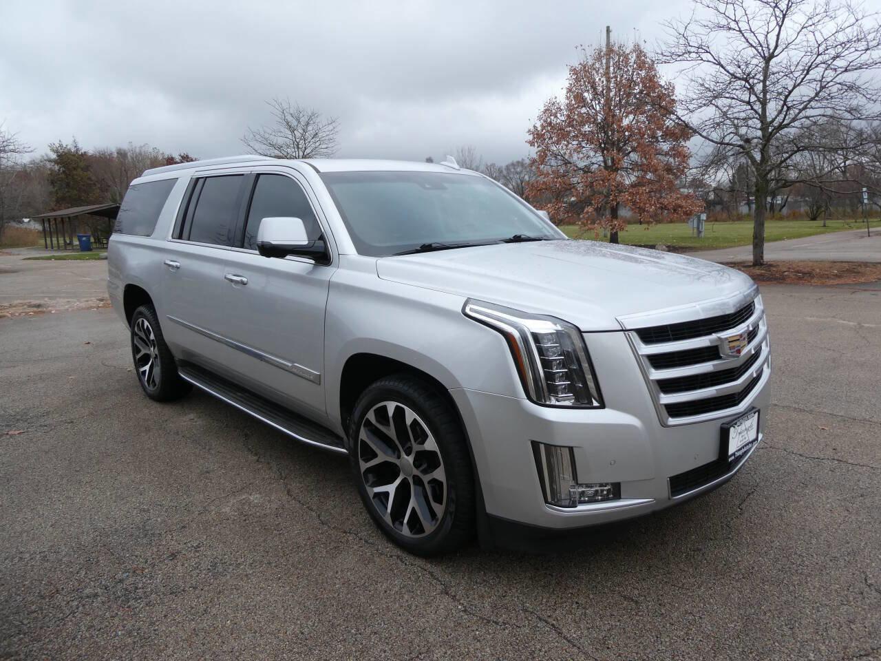 Used 2015 Cadillac Escalade ESV Luxury image 3