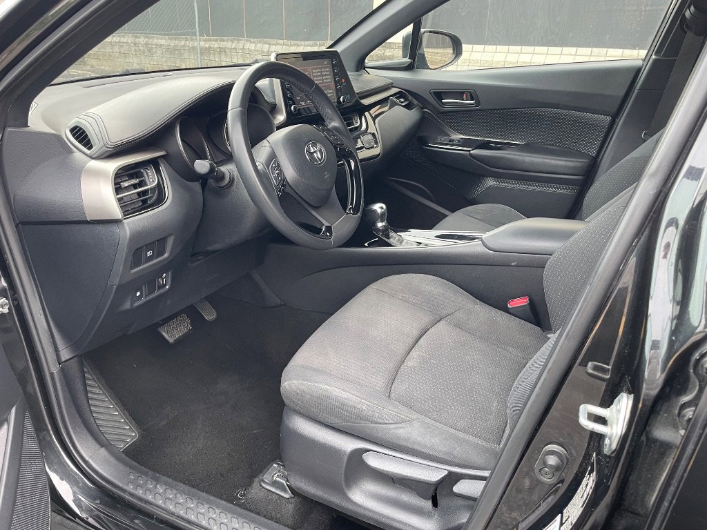 Used 2019 Toyota C-HR XLE FWD image 2