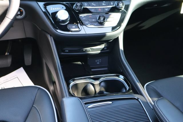 New 2026 Chrysler Pacifica Limited w/ Uconnect Theater Family Group FWD image 18