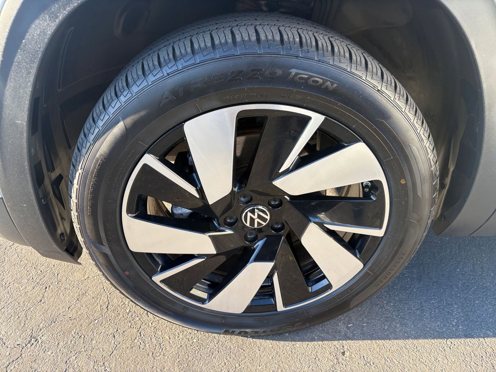 Used 2025 Volkswagen Atlas Cross Sport SE image 32