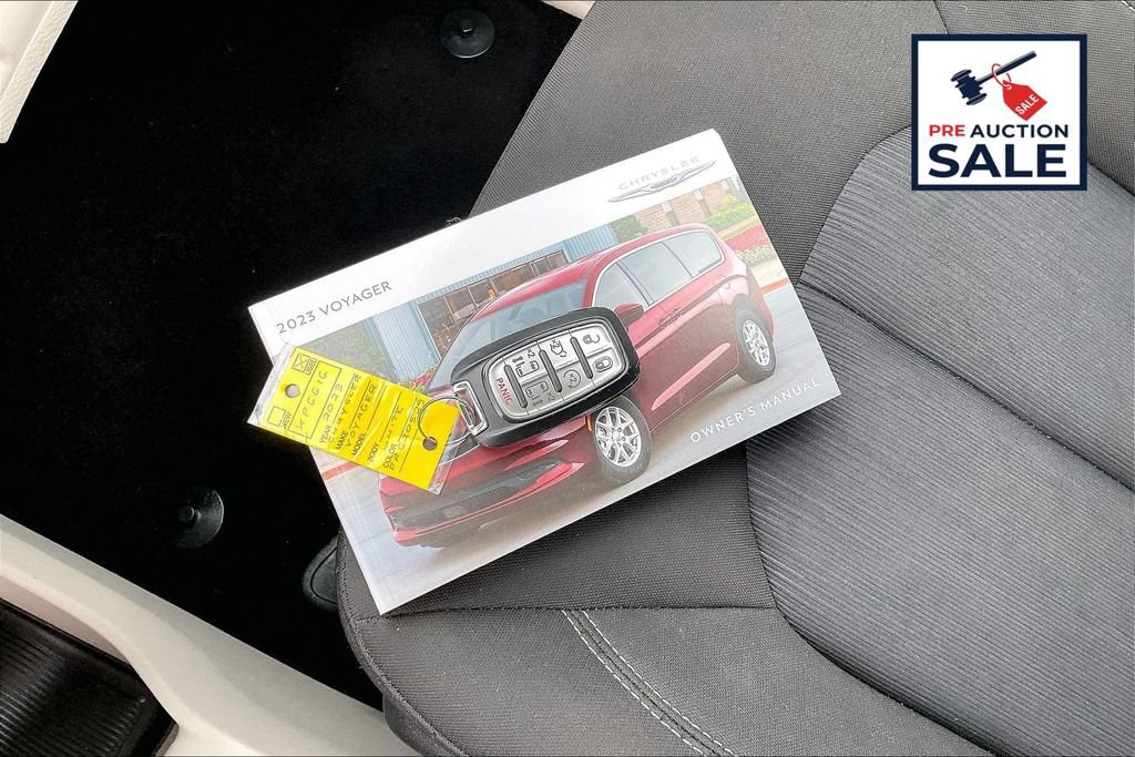 Used 2023 Chrysler Voyager LX FWD image 10