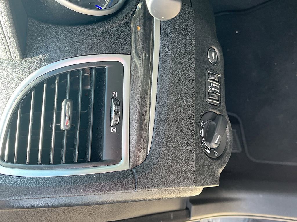 Used 2022 Chrysler 300 Touring w/ Sport Appearance Package image 10