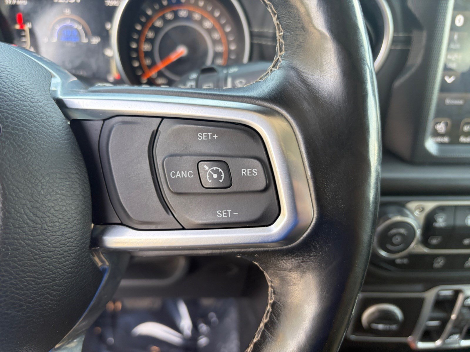 Used 2018 Jeep Wrangler Unlimited Sahara w/ Uconnect 4C Nav & Sound Group AWD/4WD image 15