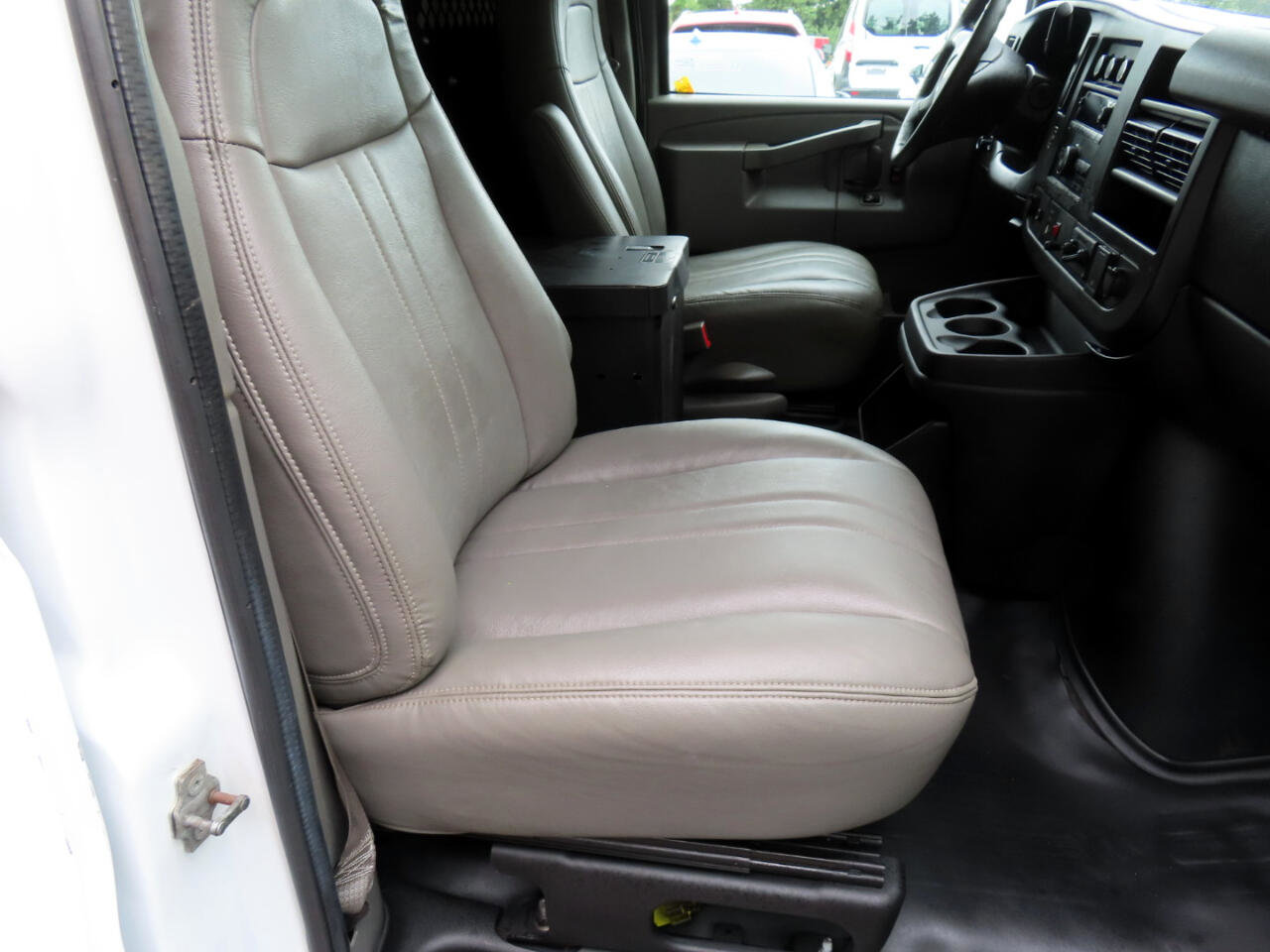 Used 2016 Chevrolet Express 2500 image 22