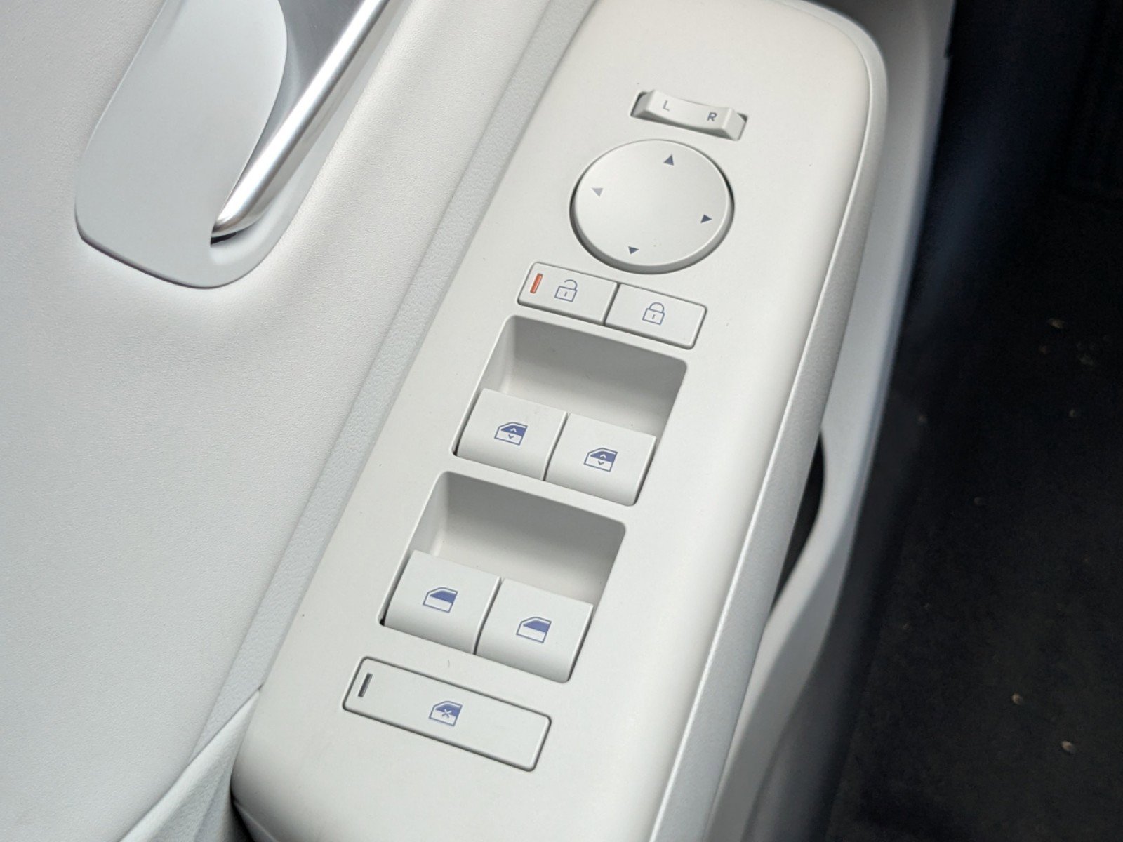 New 2024 Hyundai Kona Limited image 30