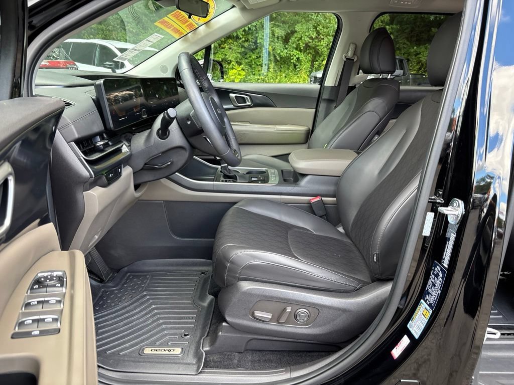 Used 2025 Kia Carnival FWD image 15