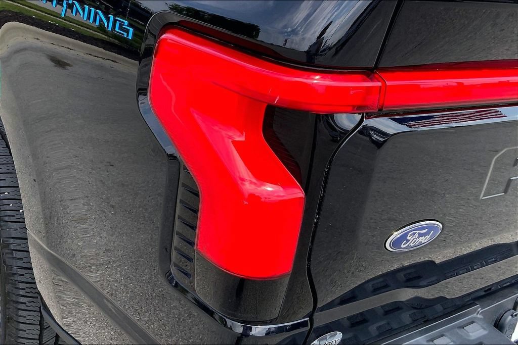 Used 2023 Ford F150 Lightning Platinum AWD/4WD image 29