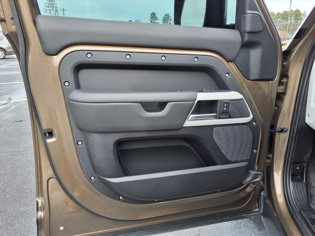 Used 2024 Land Rover Defender 110 X-Dynamic SE image 4