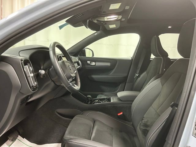 Used 2025 Volvo XC40 B5 Plus AWD/4WD image 9
