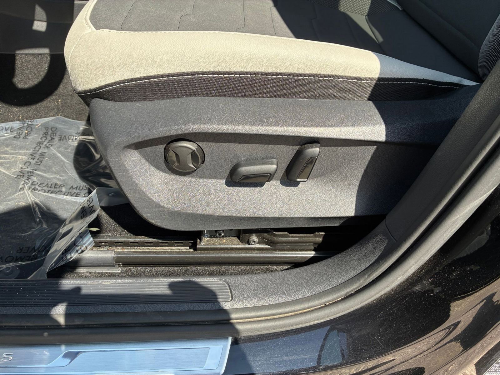 Used 2025 Volkswagen Taos SE FWD image 21