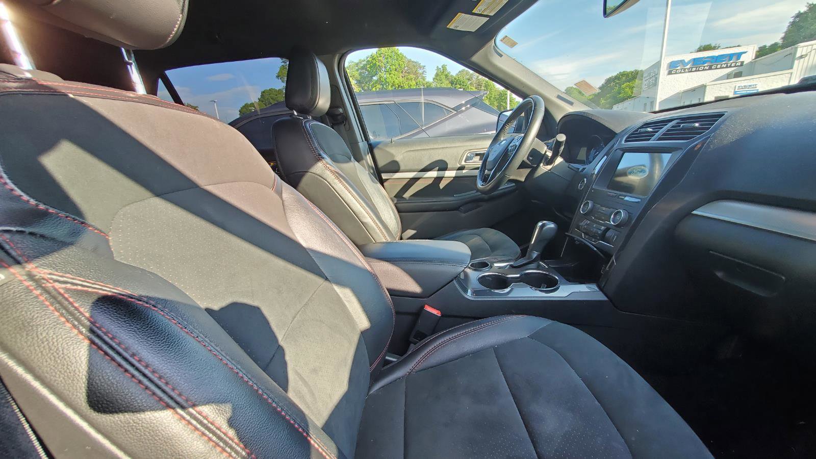 Used 2019 Ford Explorer XLT w/ Equipment Group 202A FWD image 4