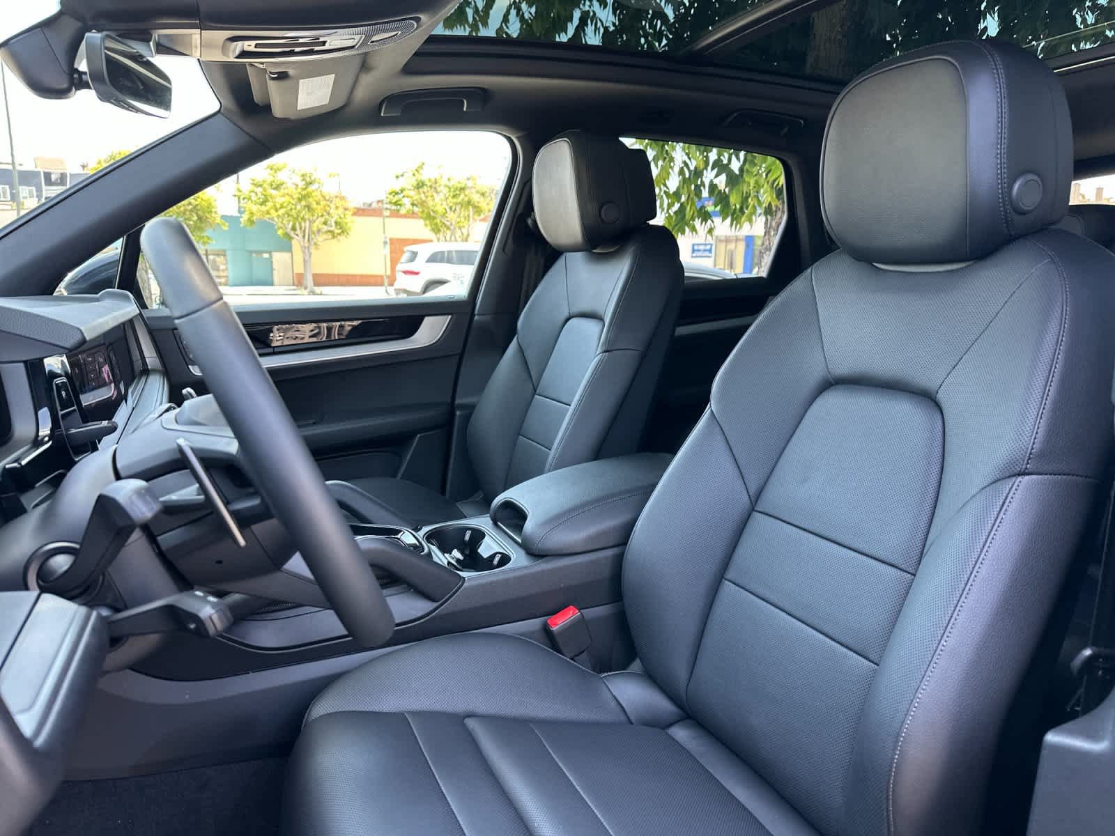 Certified 2026 Porsche Cayenne AWD/4WD image 5
