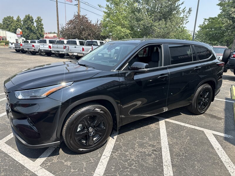 Used 2024 Toyota Highlander LE AWD/4WD image 2