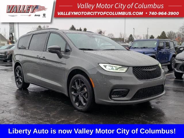 Used 2021 Chrysler Pacifica Limited w/ Uconnect Theater Family Group