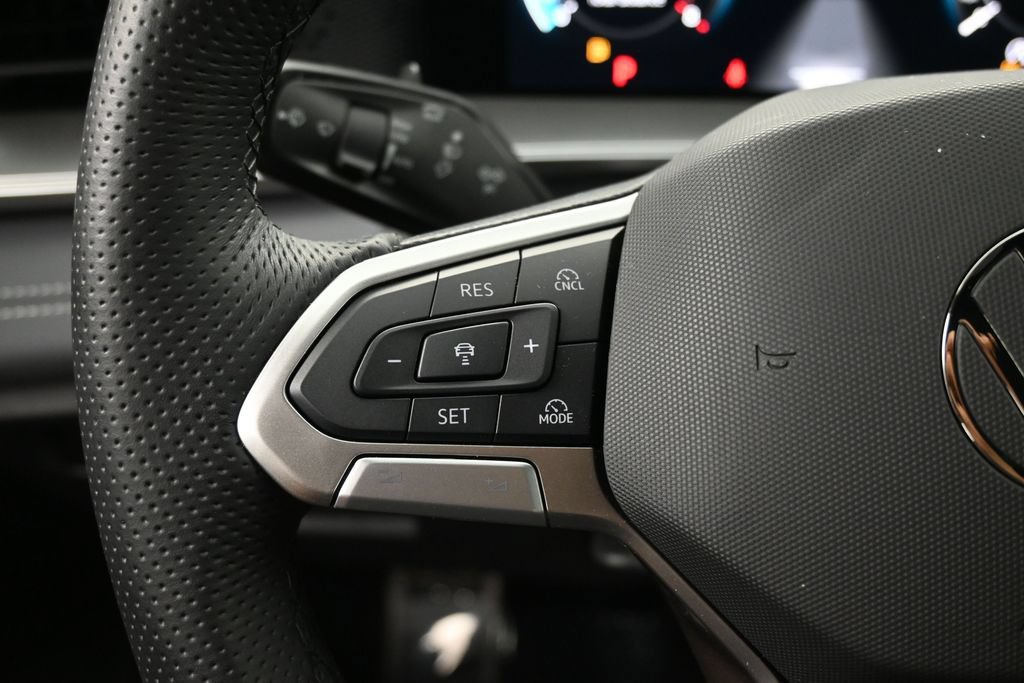 Used 2025 Volkswagen Tiguan SE R-Line FWD image 15