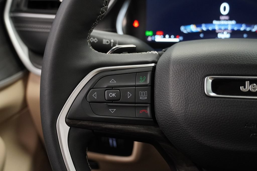Certified 2025 Jeep Grand Cherokee Limited AWD/4WD image 40