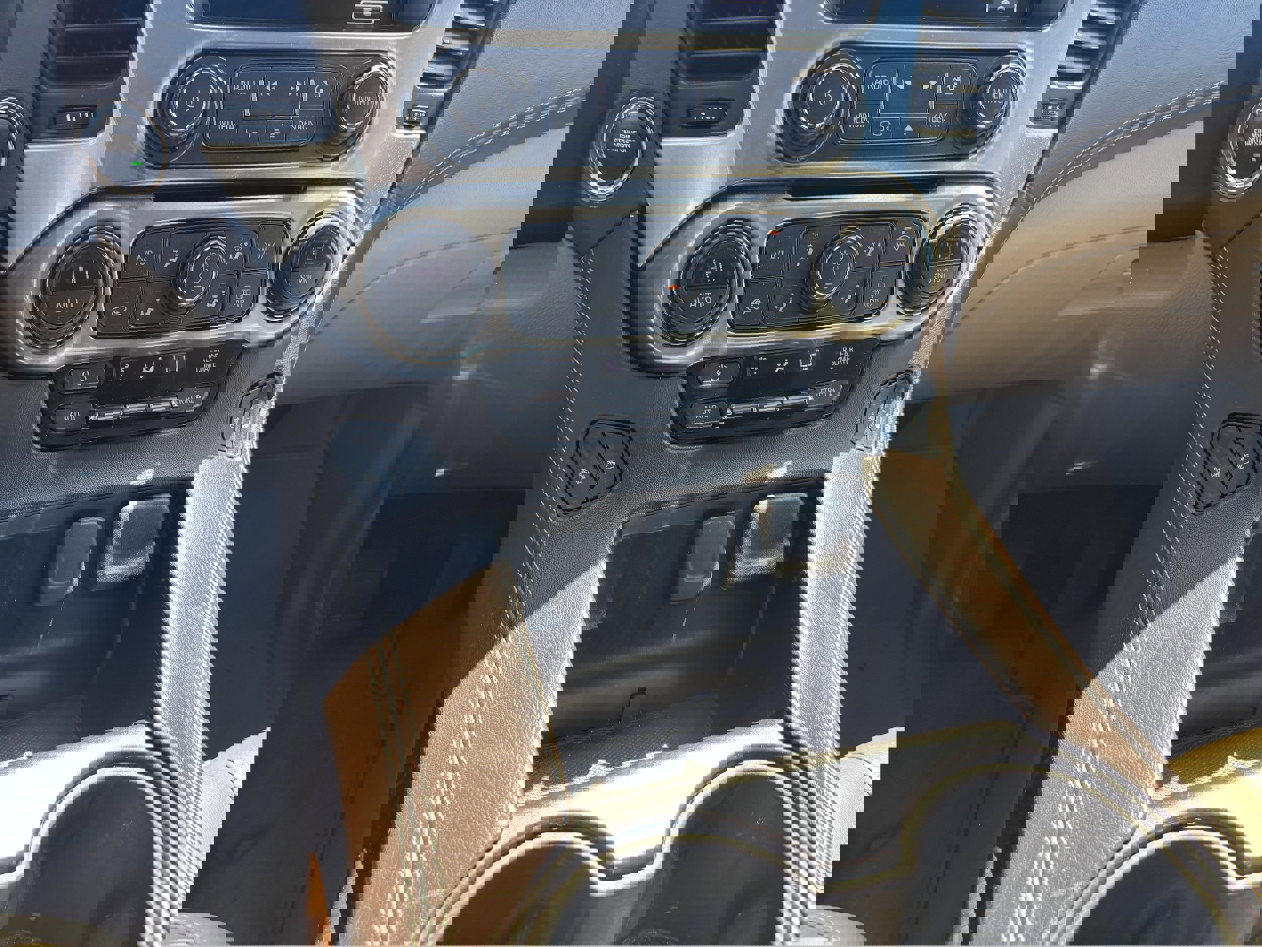 Used 2019 Chevrolet Suburban LT w/ Luxury Package AWD/4WD image 13