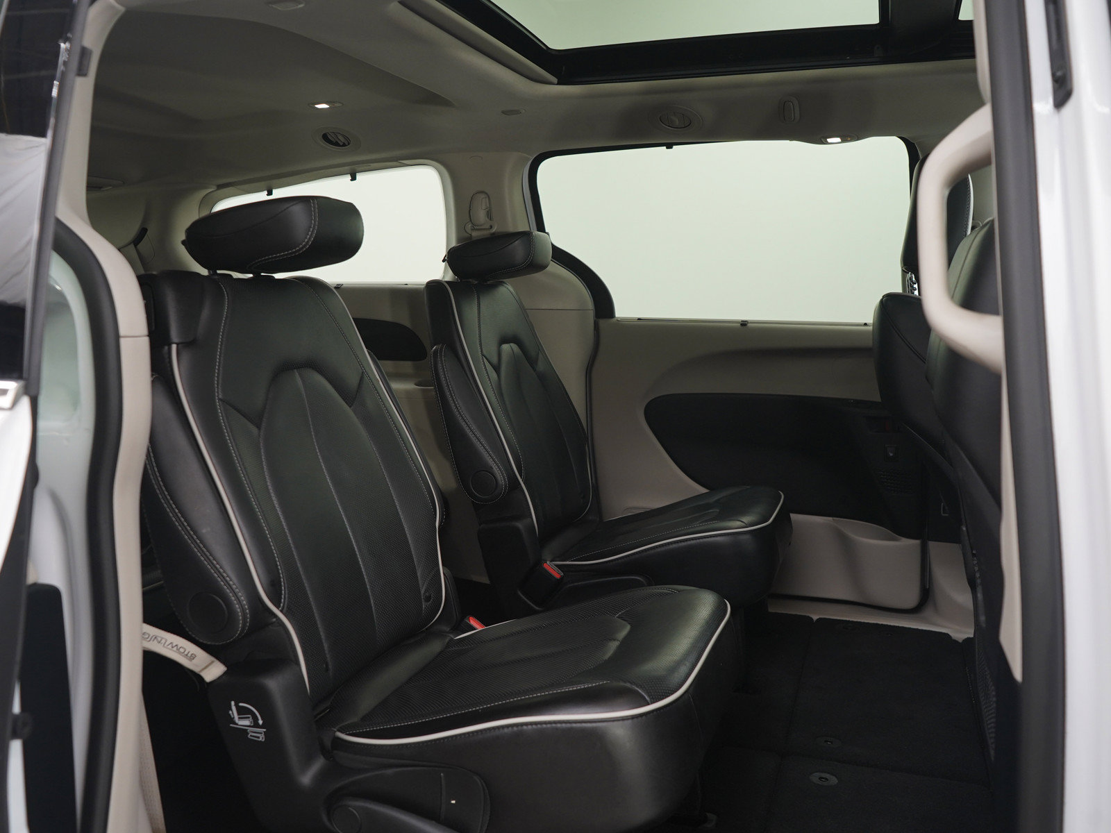 Used 2024 Chrysler Pacifica Limited FWD image 14