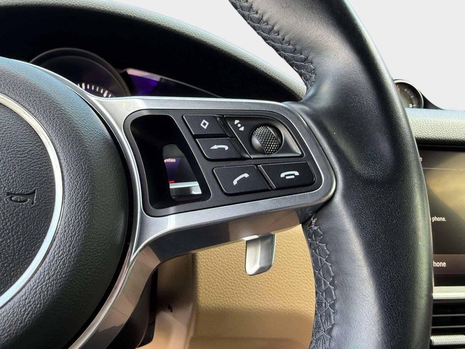 Used 2022 Porsche Cayenne w/ Premium Package image 60