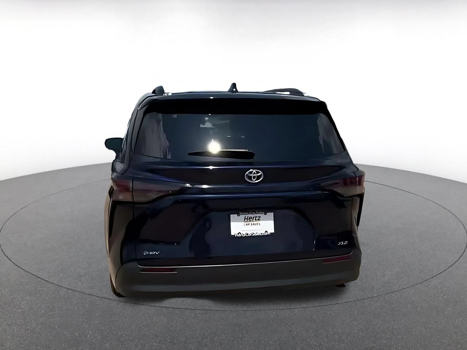 Used 2025 Toyota Sienna XLE FWD image 12