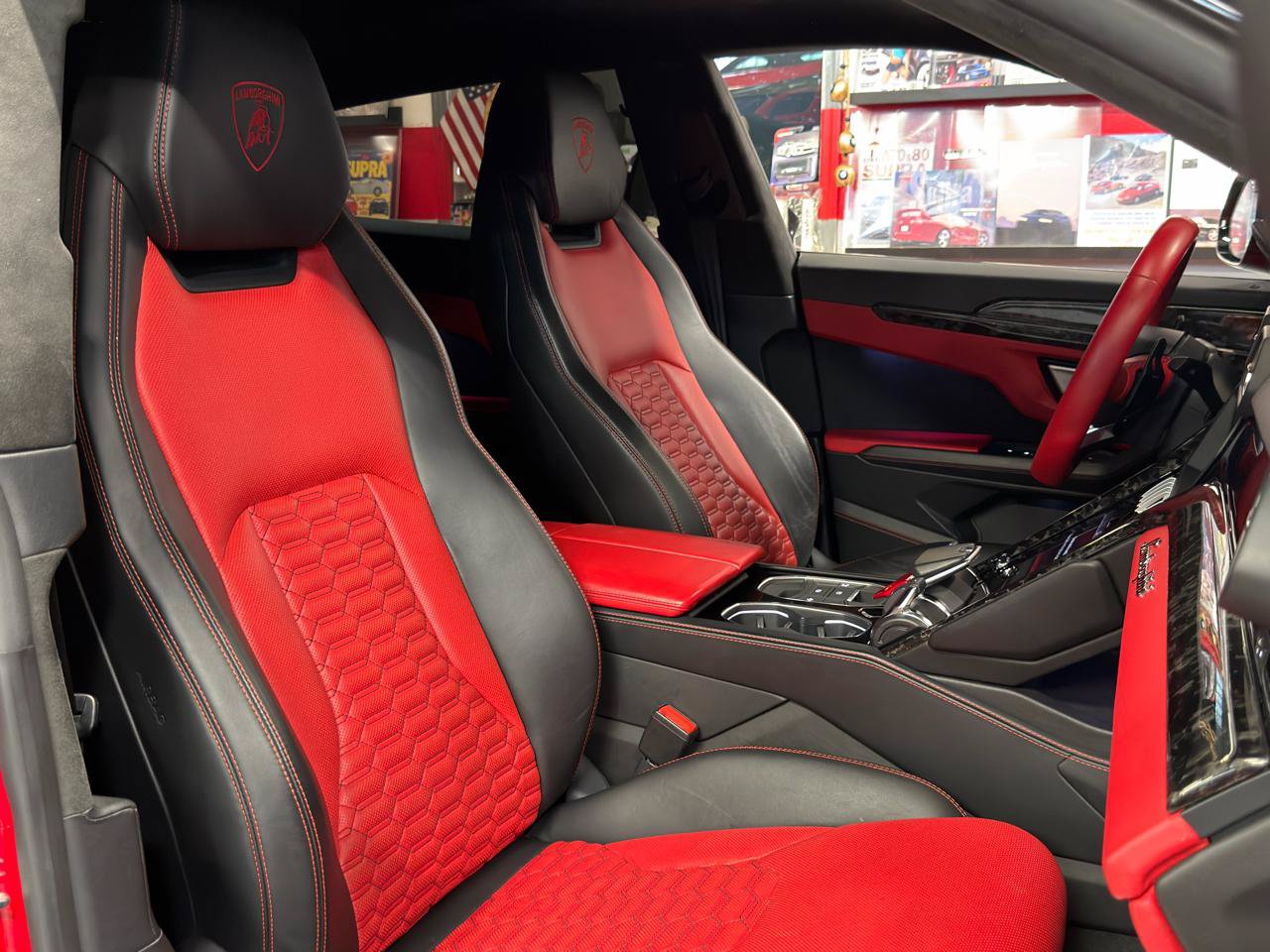 Used 2019 Lamborghini Urus AWD/4WD image 32