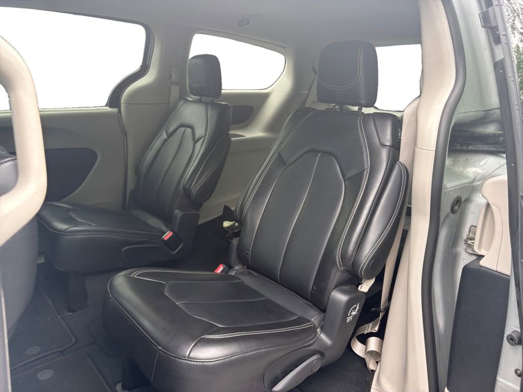 Certified 2024 Chrysler Pacifica Touring-L image 14
