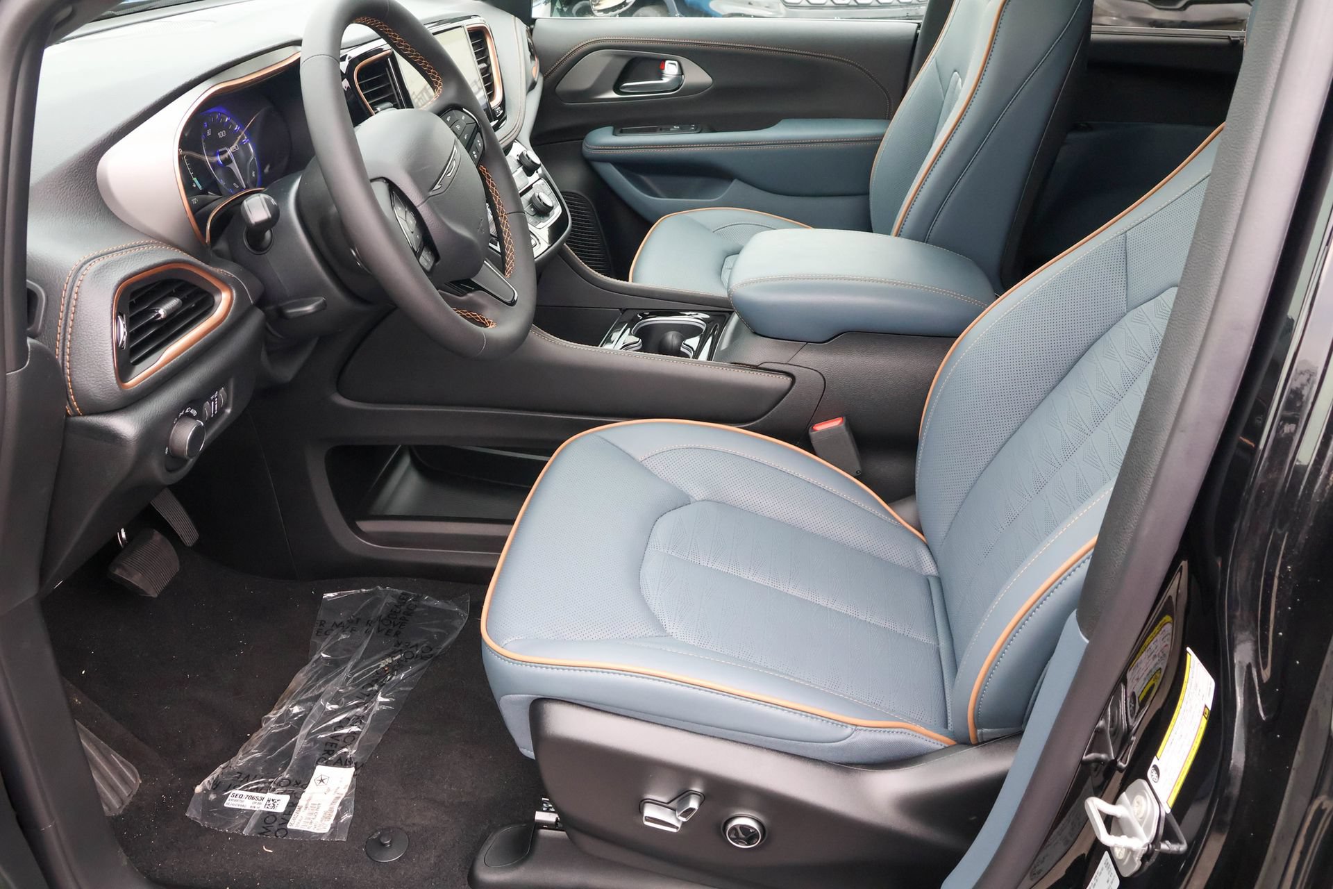 New 2027 Chrysler Pacifica Pinnacle w/ Theater Group AWD/4WD image 4