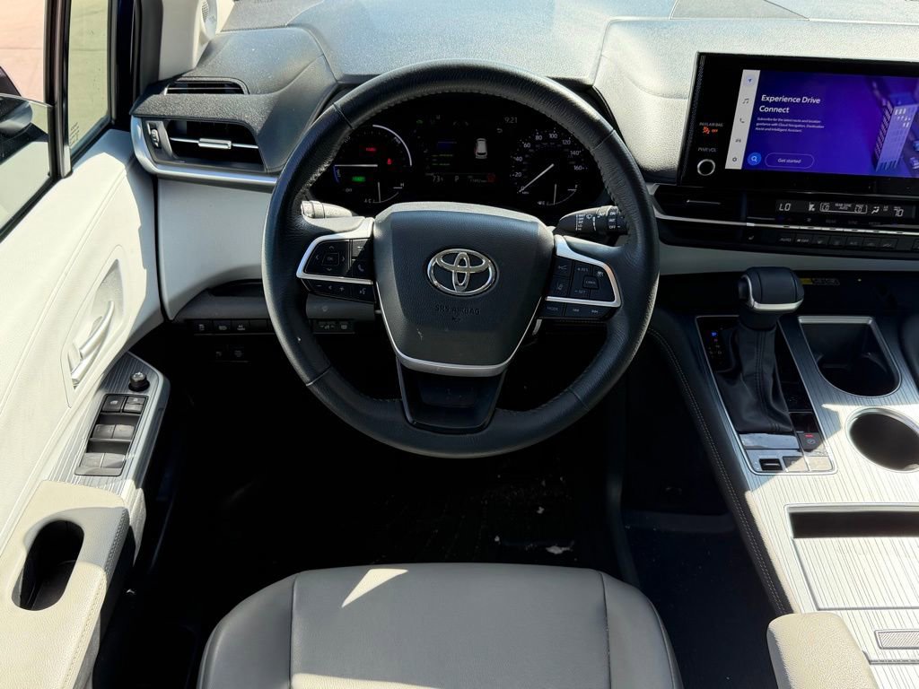 Used 2025 Toyota Sienna XLE w/ XLE Plus Package image 18