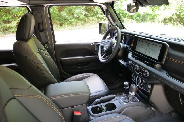 Used 2025 Jeep Gladiator Sport image 49
