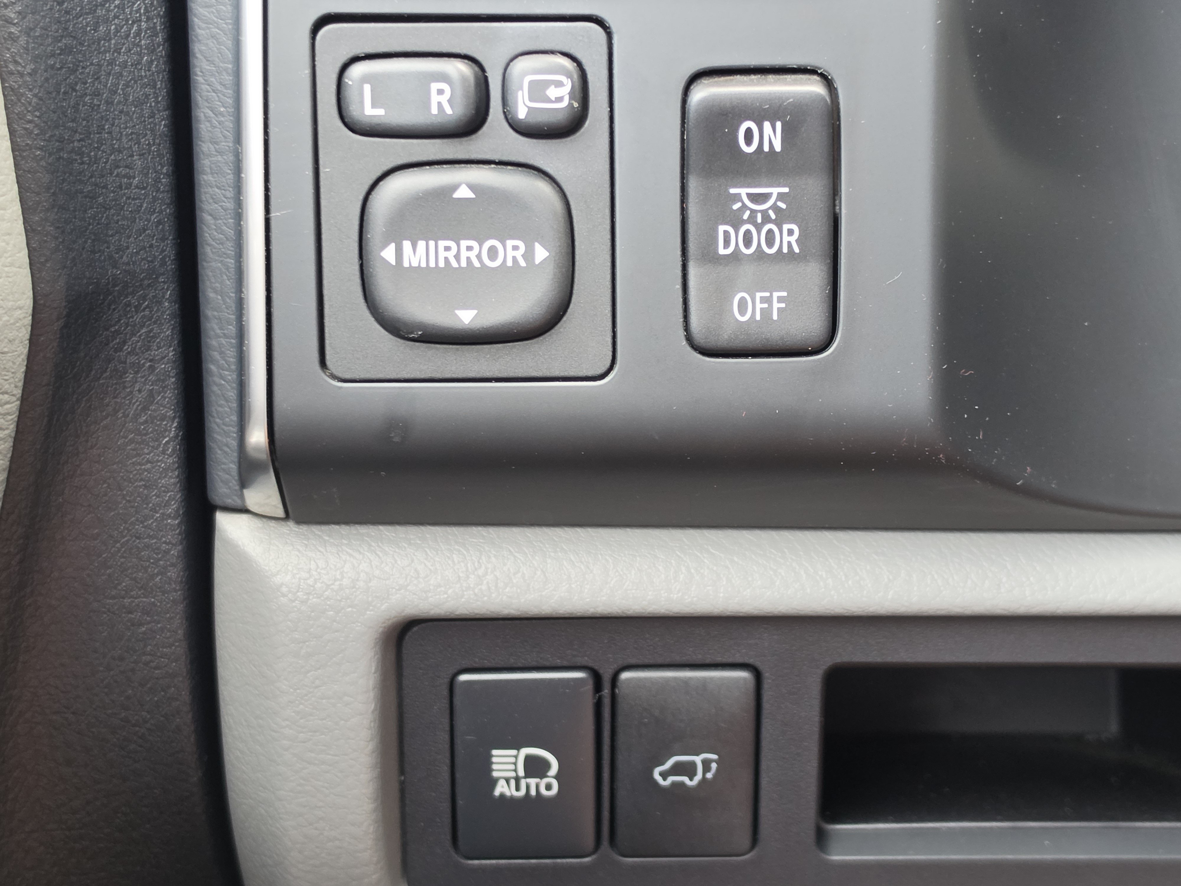 Used 2019 Toyota Sequoia Limited w/ Safety & Convenience Package RWD image 18