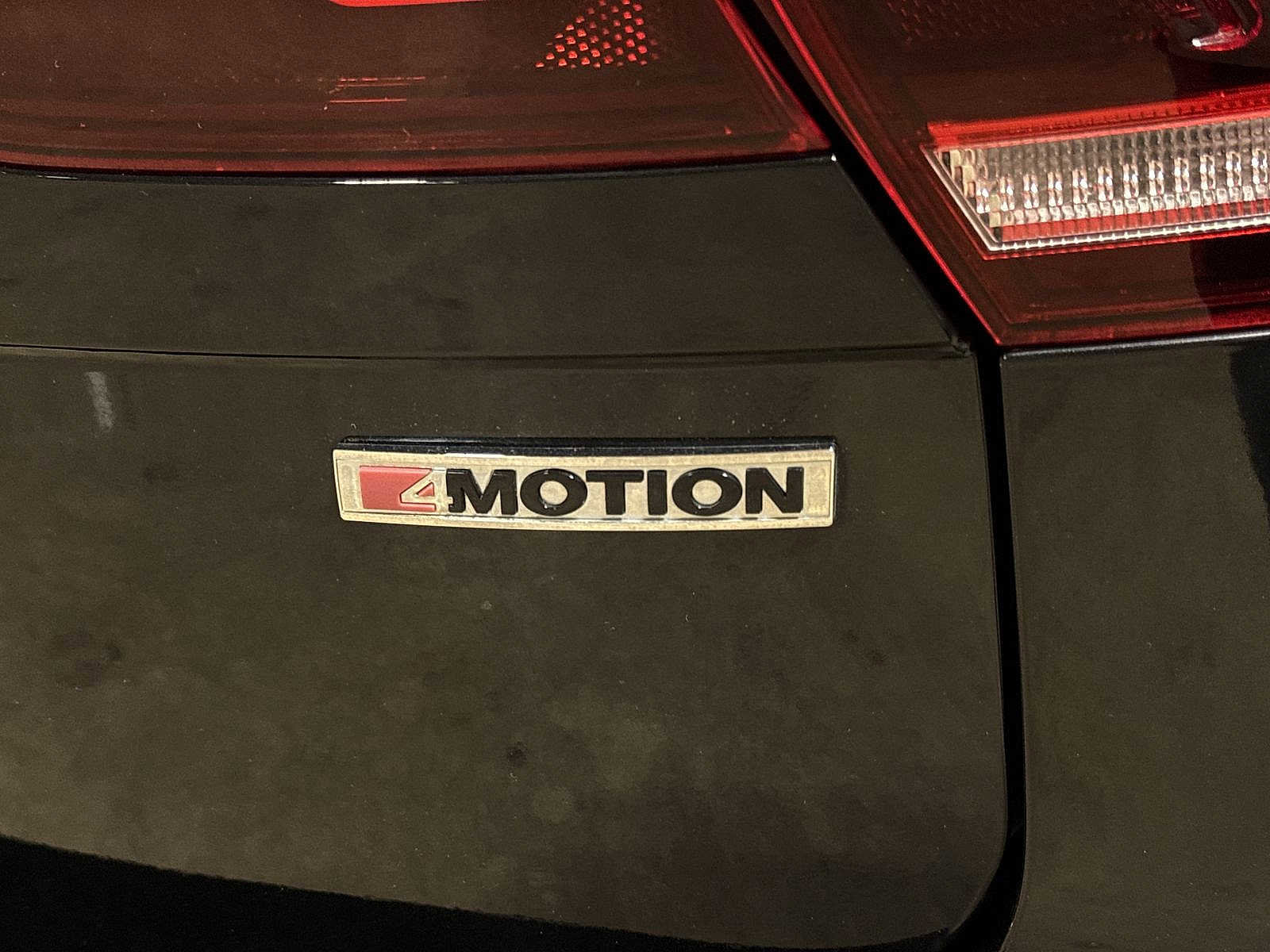 Used 2021 Volkswagen Tiguan SE w/ Panoramic Sunroof Package image 28