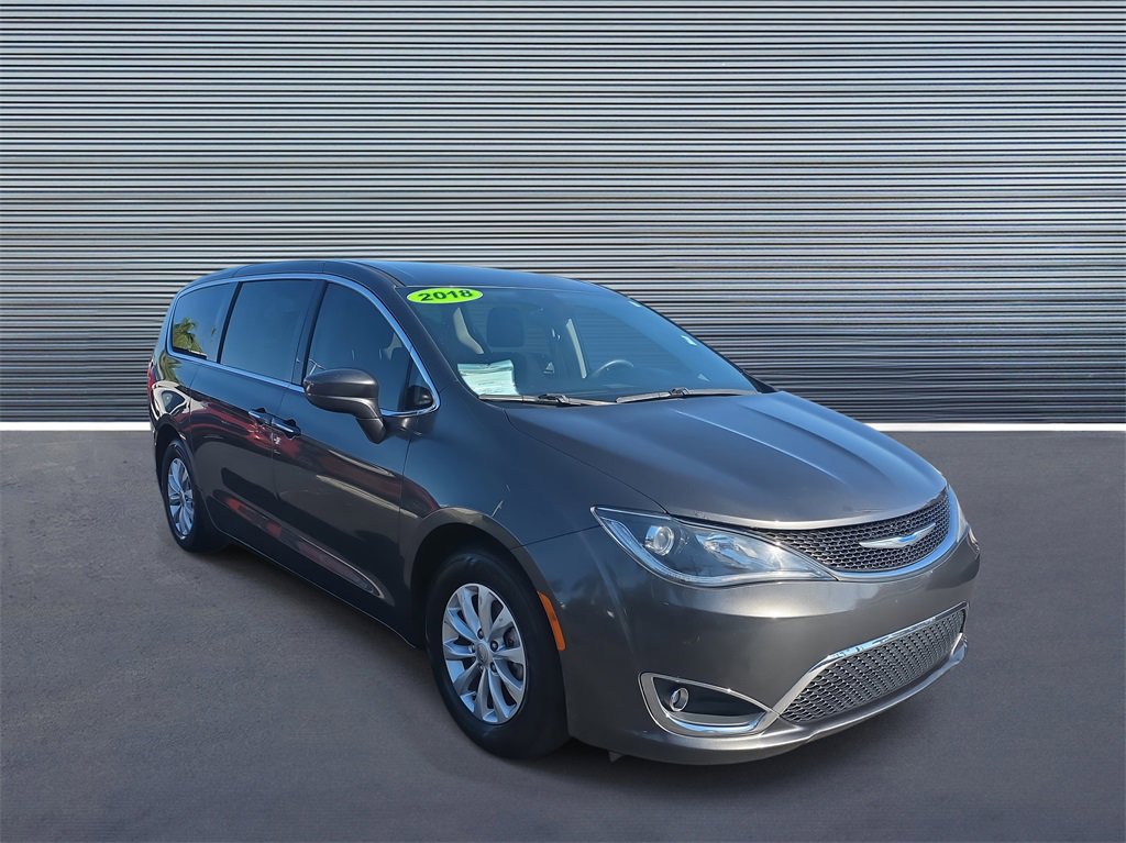 Used 2018 Chrysler Pacifica Touring Plus image 2
