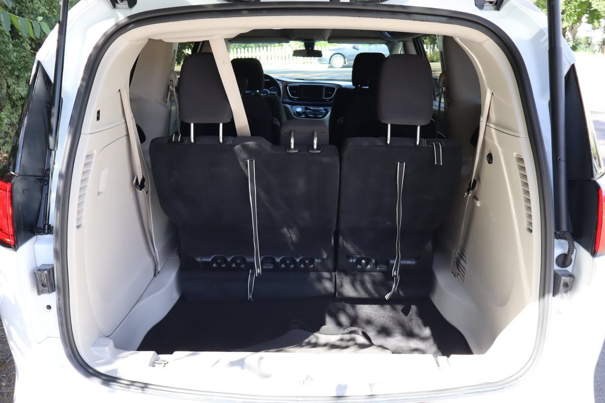 Used 2022 Chrysler Voyager LX FWD image 14