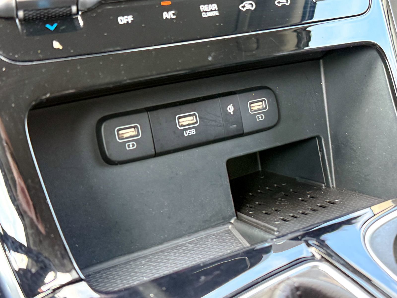 Used 2024 Kia Carnival EX FWD image 24