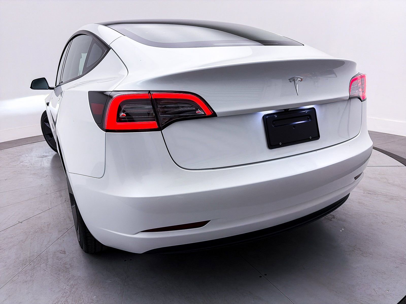 Used 2023 Tesla Model 3 Standard Range image 4