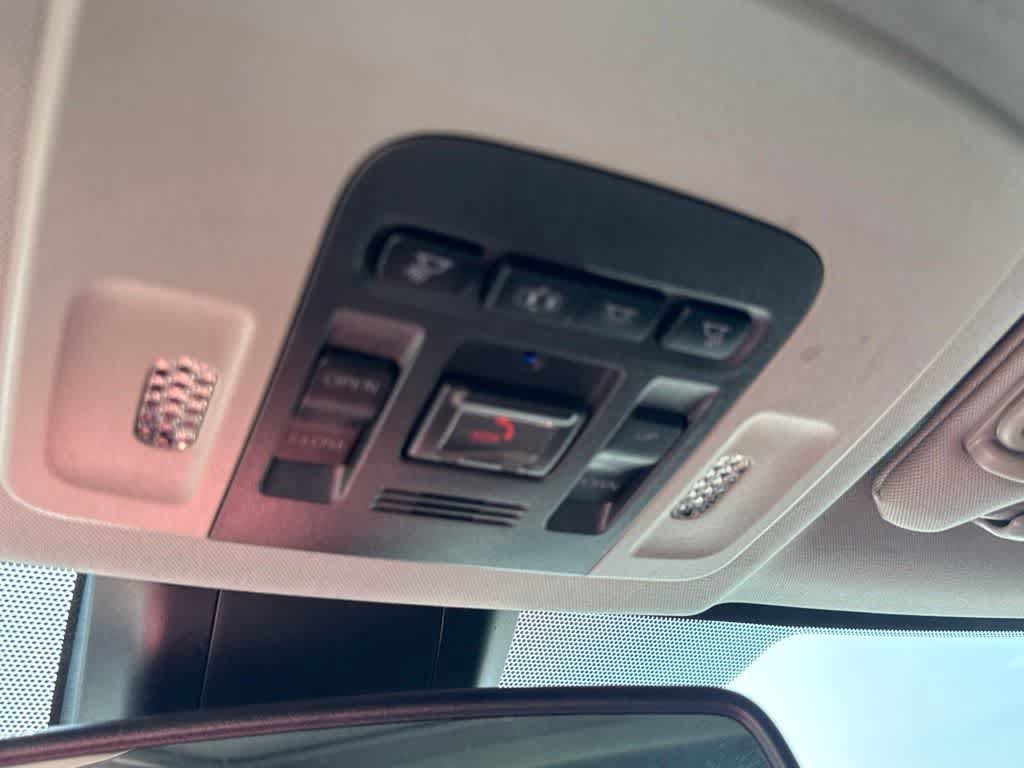 Used 2020 Toyota Camry SE w/ Convenience Package FWD image 18