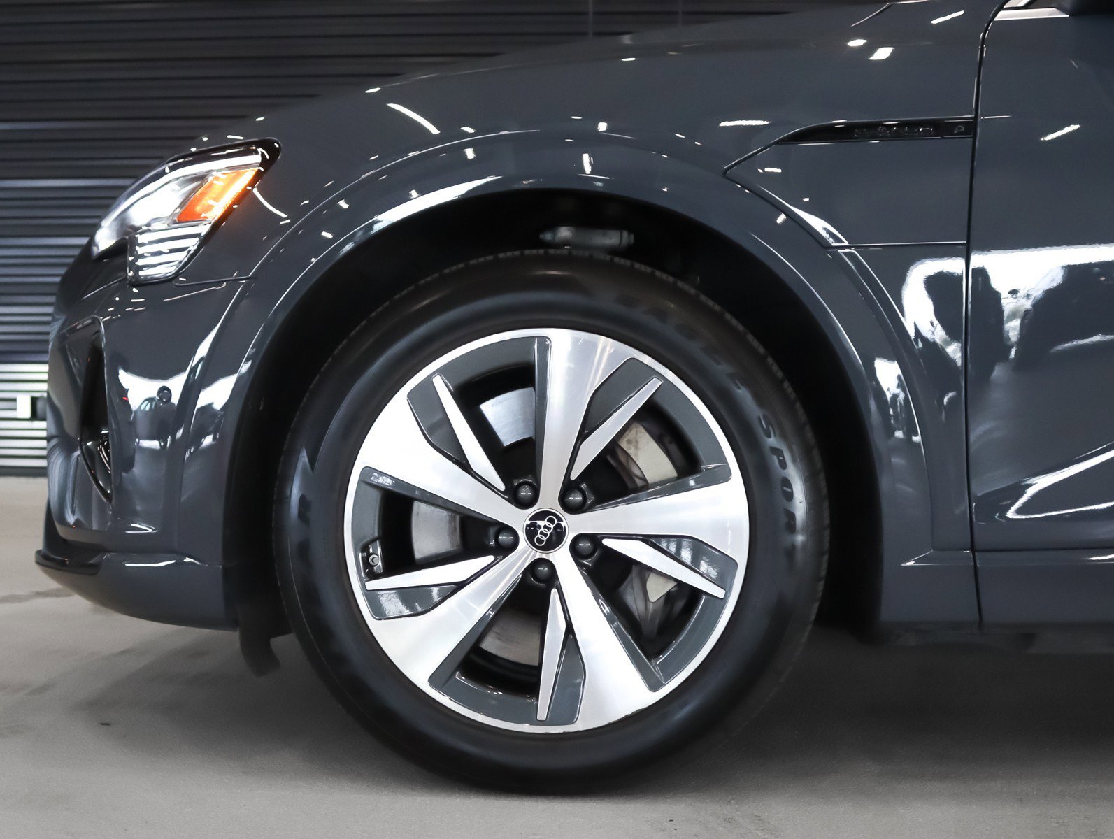 Used 2024 Audi Q8 e-tron Prestige image 5