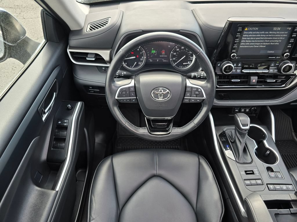 Used 2021 Toyota Highlander XLE AWD/4WD image 18