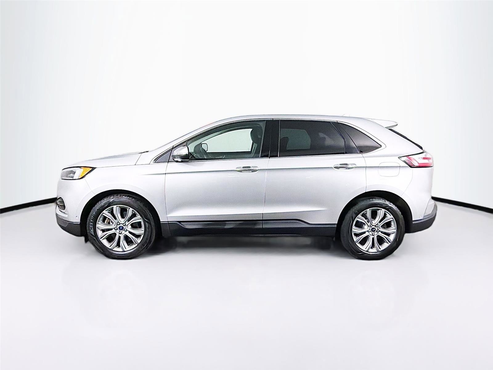 Used 2019 Ford Edge Titanium w/ Equipment Group 301A AWD/4WD image 4