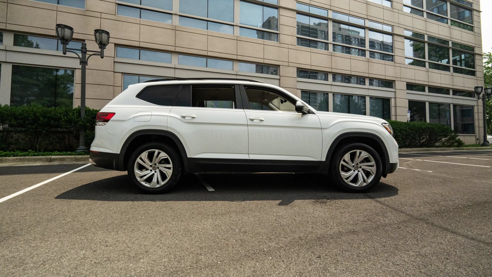 Used 2021 Volkswagen Atlas SE FWD image 2