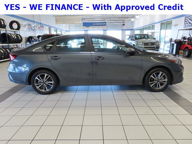 Used 2023 Kia Forte LXS image 3
