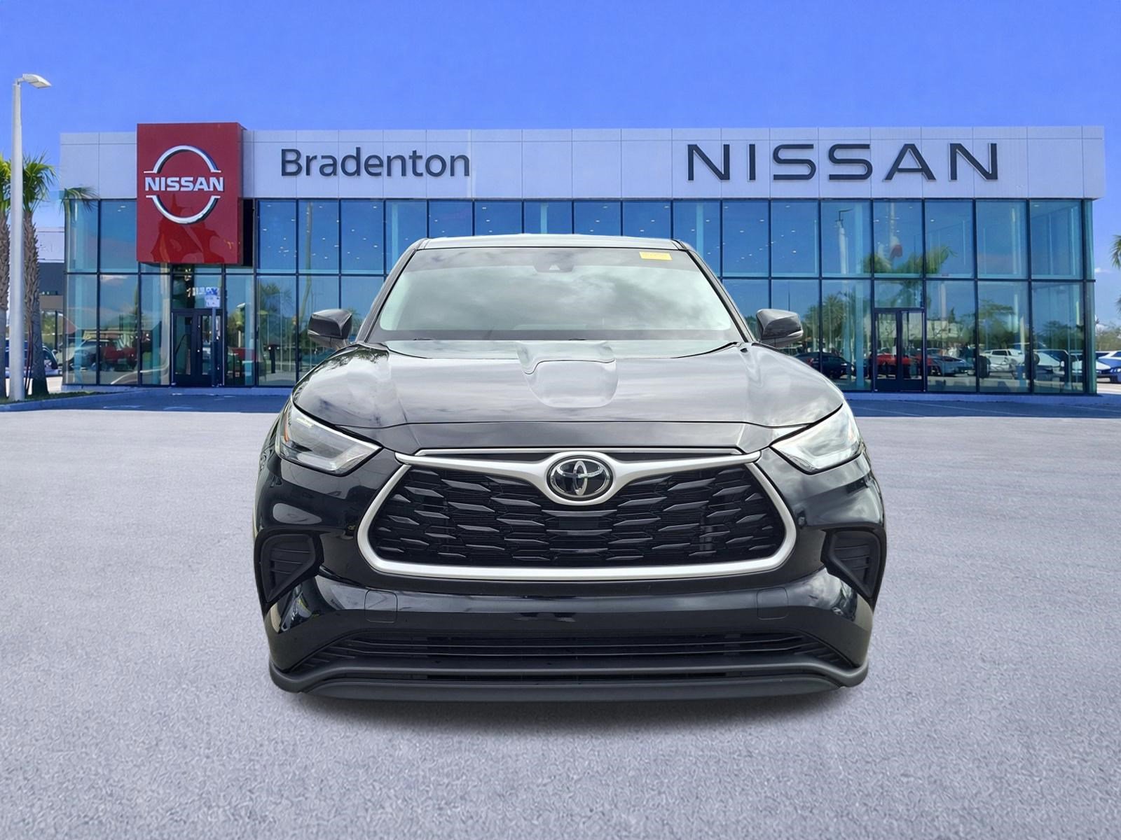 Used 2023 Toyota Highlander L image 2