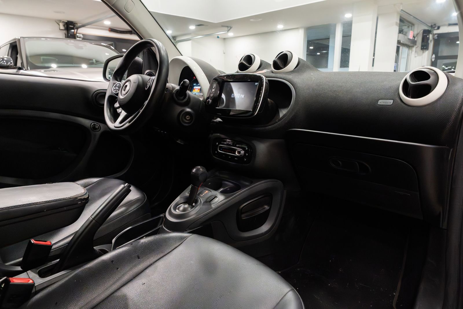 Used 2017 smart fortwo pure image 10