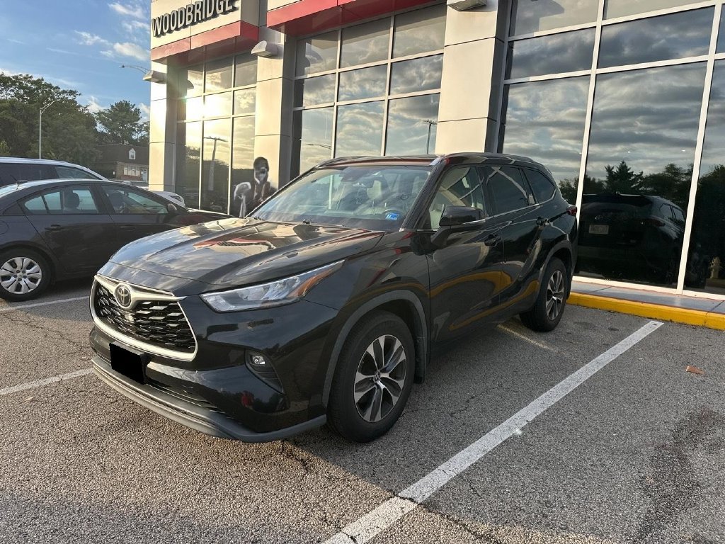 Used 2020 Toyota Highlander XLE AWD/4WD image 2