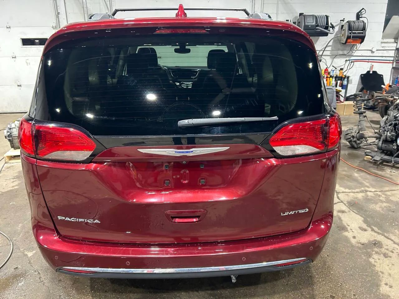 Used 2018 Chrysler Pacifica Limited w/ Tire & Wheel Group FWD image 19
