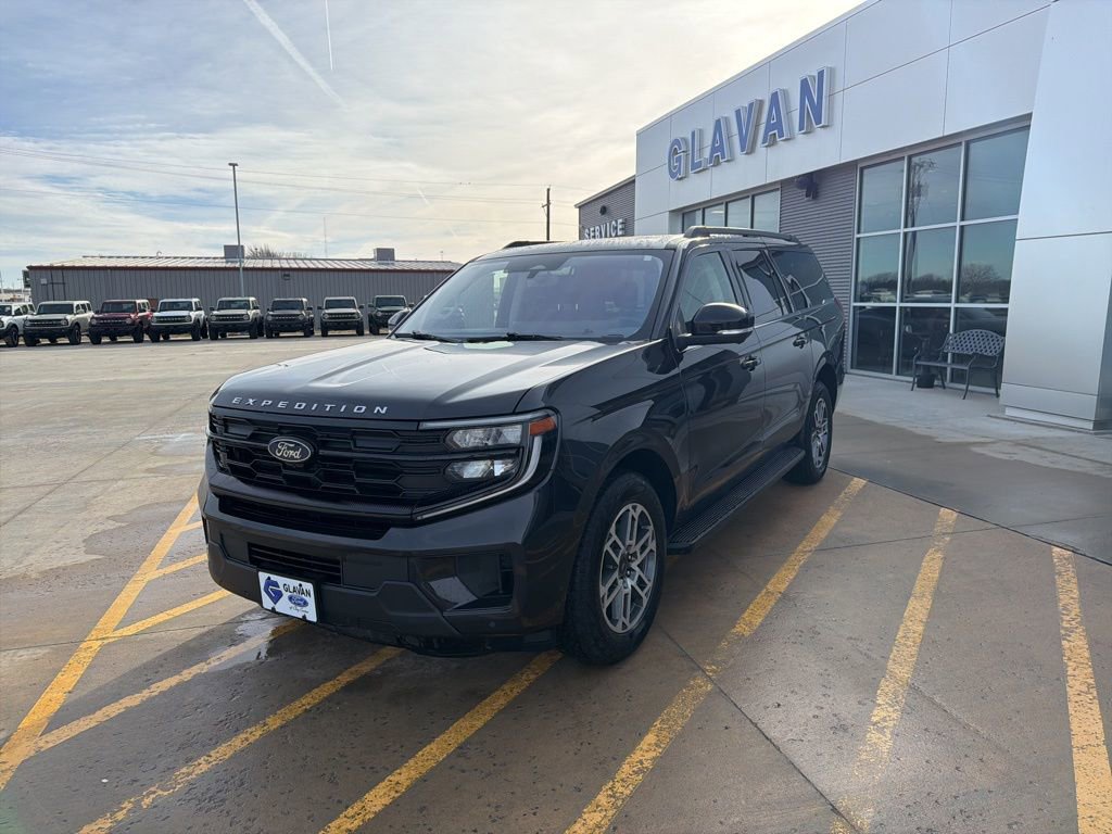 Used 2025 Ford Expedition Max Active AWD/4WD image 3