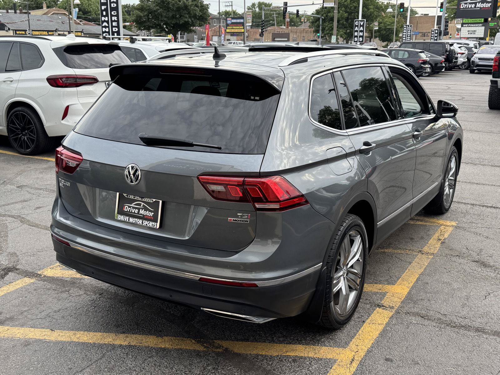 Used 2018 Volkswagen Tiguan SEL Premium w/ 3rd Row Seat Package AWD/4WD image 9